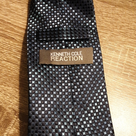 Kenneth Cole Men's tie - Picture 2 of 2